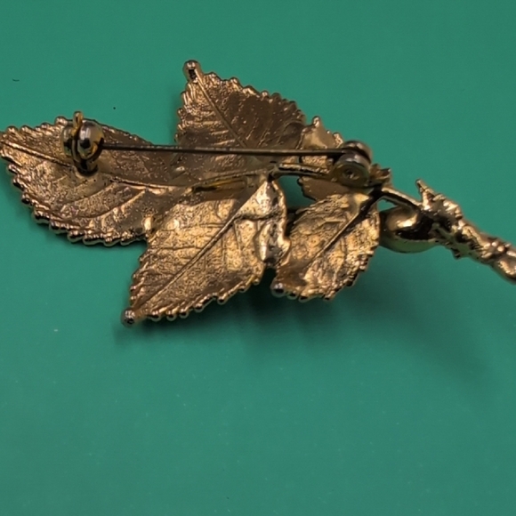 Chic Gold Leaf Brooch - Picture 5 of 7